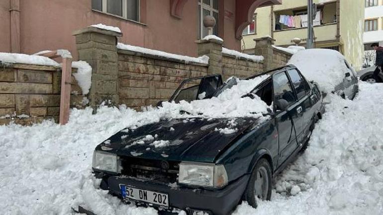 Arnavutköyde çatıdan düşen kar kütlesi otomobilin tavanını çökertti