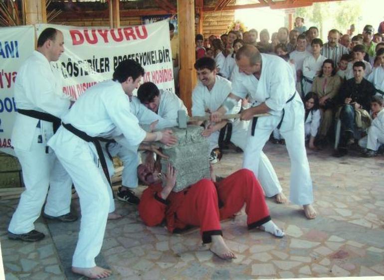 Güç gösterileri ustası karateci, kanserden kolunu kaybetti