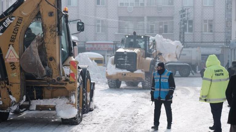 Kuruyan Meke Gölüne kamyonlarla kar taşınıyor