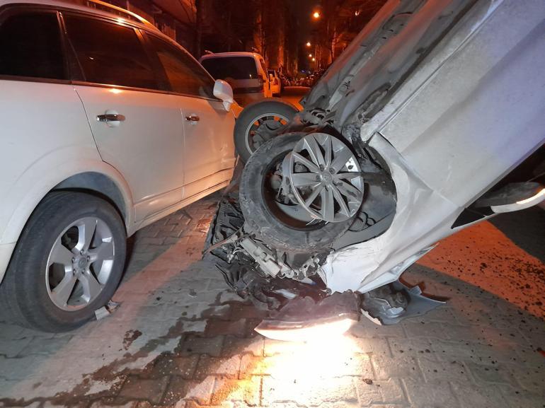 Bahçelievlerde park halindeki araçlara çarpan otomobil dik şekilde asılı kaldı