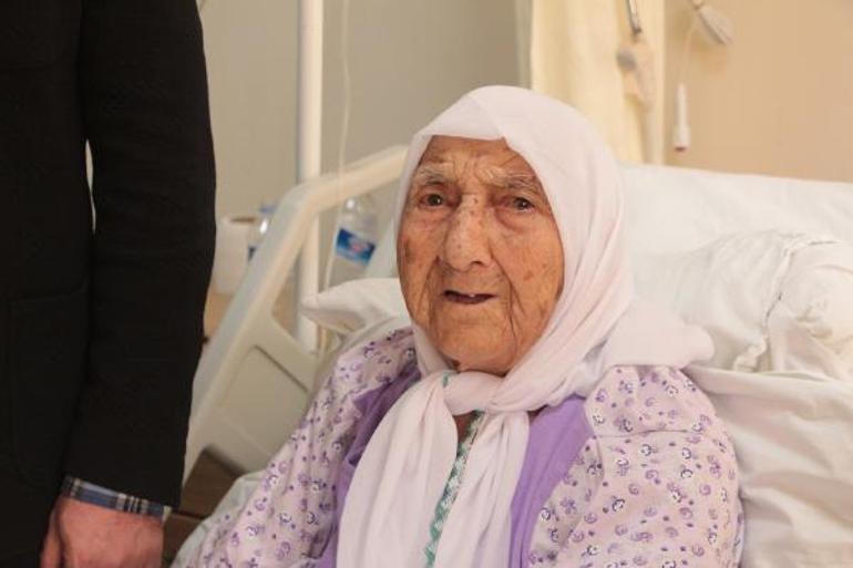 Kalça kırığı ameliyatı olan 104 yaşındaki kadına yatağında doğum günü sürprizi