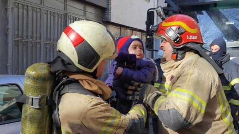 Evlerinde yangın çıktı; 5i çocuk 7 Suriyeli kurtarıldı