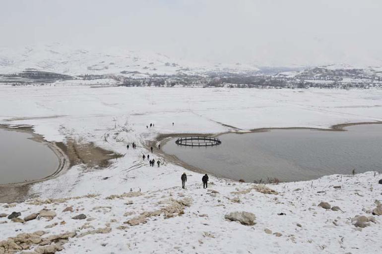 Su çekilince, 2 bin 800 yıllık kaleye 30 yıl sonra yürüyerek gidebildiler