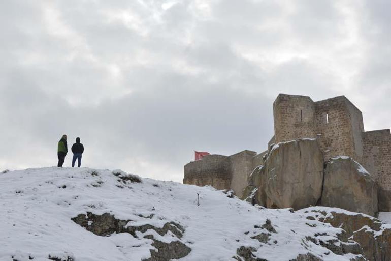 Su çekilince, 2 bin 800 yıllık kaleye 30 yıl sonra yürüyerek gidebildiler