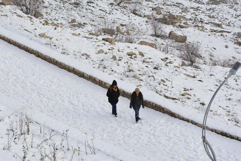 Su çekilince, 2 bin 800 yıllık kaleye 30 yıl sonra yürüyerek gidebildiler