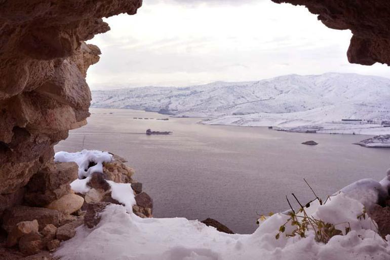 Su çekilince, 2 bin 800 yıllık kaleye 30 yıl sonra yürüyerek gidebildiler