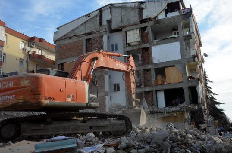 Avcılarda yıkılan binanın bitişiğindeki bina duvarsız kaldı: 40 yıl ortak duvar kullanmışlar