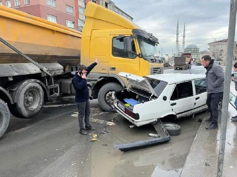 Sultangazide hafriyat kamyonu otomobile çarptı, kaldırımda yürüyen yaya ölümden döndü