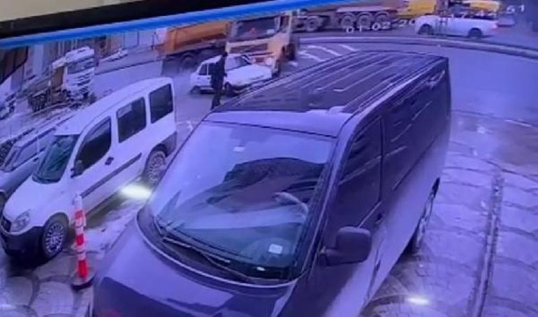 Sultangazide hafriyat kamyonu otomobile çarptı, kaldırımda yürüyen yaya ölümden döndü