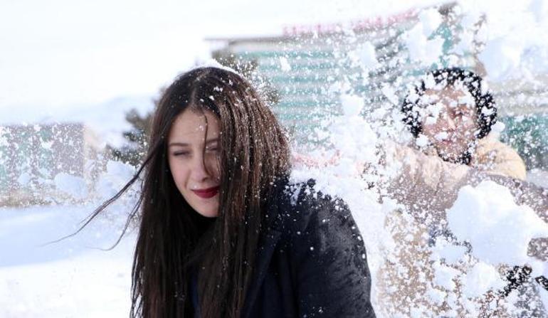 Kampta kız öğrencilerin kar topu savaşı
