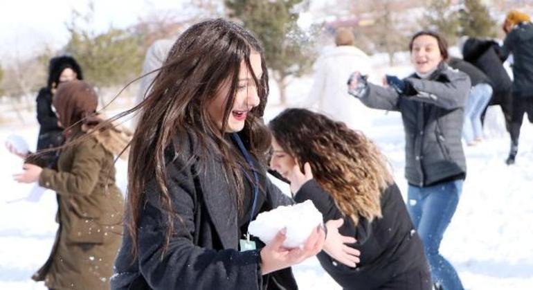 Kampta kız öğrencilerin kar topu savaşı