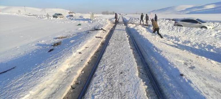 İrandan gelen yük treni, hemzemin geçitte kamyonete çarptı: 1 yaralı