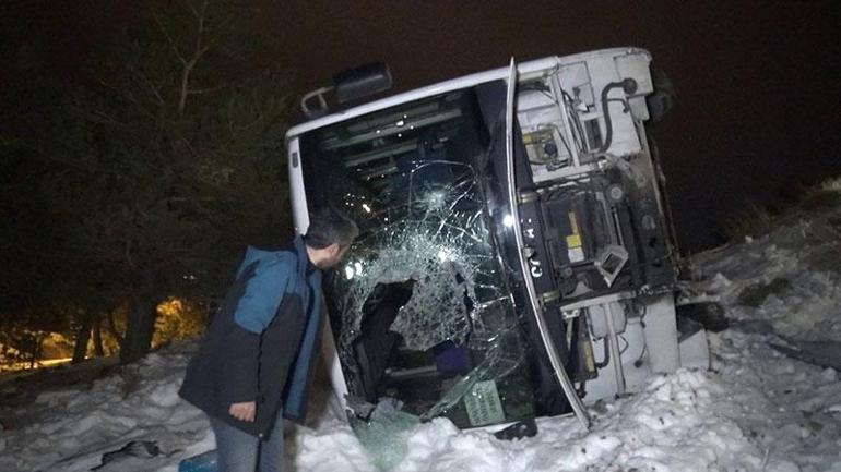 Palandöken’de turistleri taşıyan midibüs devrildi: 25 yaralı