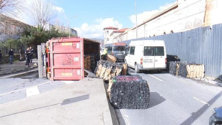 Eyüpsultanda geri dönüşüm malzemesi taşıyan kamyon devrildi