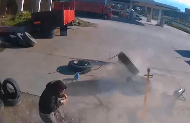 Kompresörle hava basılan kamyon lastiği patladı; tamirci büyük panik yaşadı