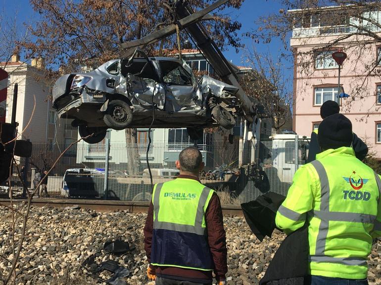 Yük treni hemzemin geçitte otomobile çarptı: 1 ölü, 1 yaralı