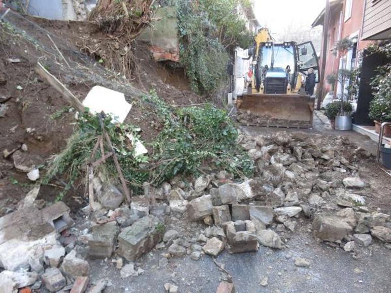 Üsküdar’da istinat duvarı çöktü; sokak trafiğe kapandı