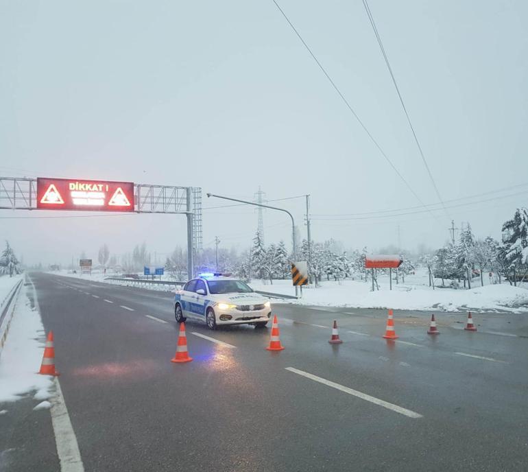 Kar ve tipi nedeniyle TIRın kaydığı Konya- Antalya karayolu ulaşıma kapandı