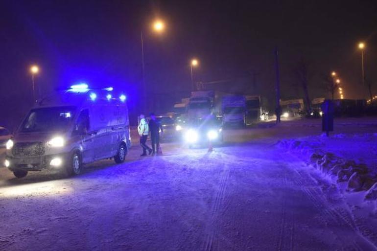 Kar ve tipi nedeniyle TIRın kaydığı Konya- Antalya karayolu ulaşıma kapandı