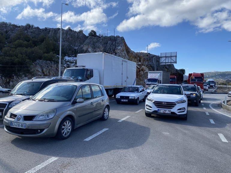 Antalya- Konya yolu hala kapalı; araçların bekleyişi sürüyor