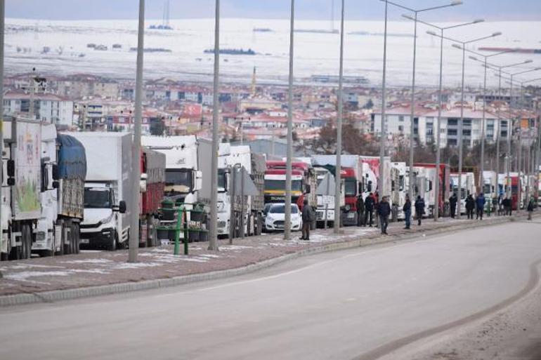 Konyada kar esareti: Kara yolları kontrollü ulaşıma açıldı