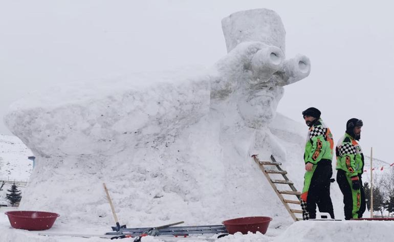 Atatürkün Kocatepeden dürbünlü bakışını kara işliyorlar