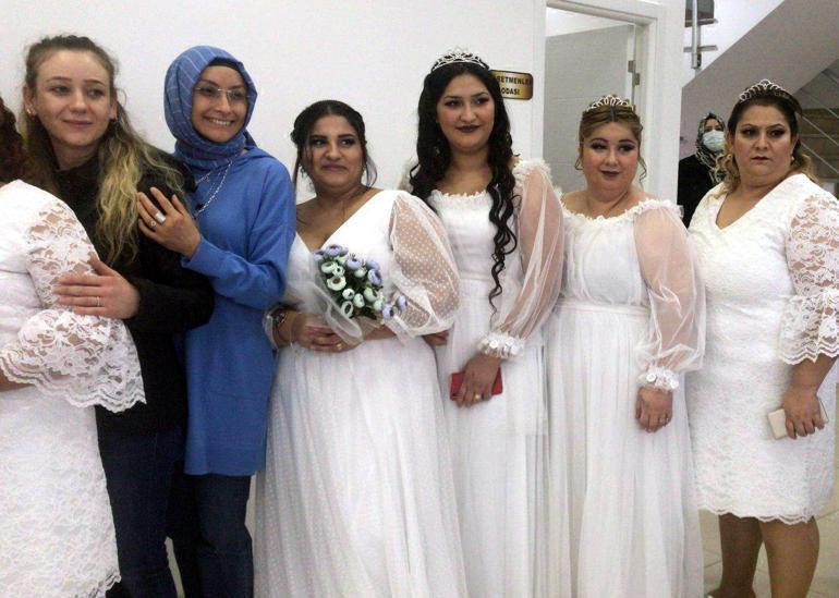 Esenyurtta 9 çifte gecikmiş düğün; yıllar sonra gelinlik giydiler