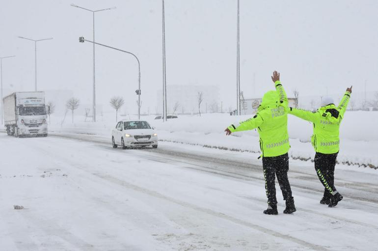 Bitliste trafik polisleri, yoğun karda mesaide
