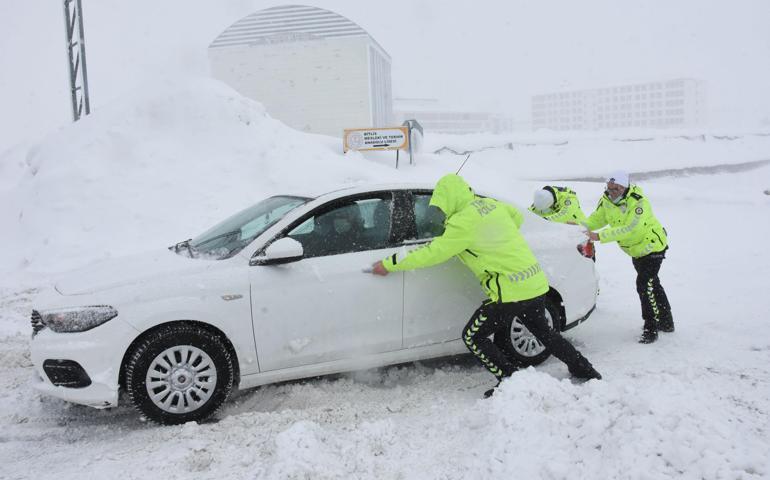Bitliste trafik polisleri, yoğun karda mesaide