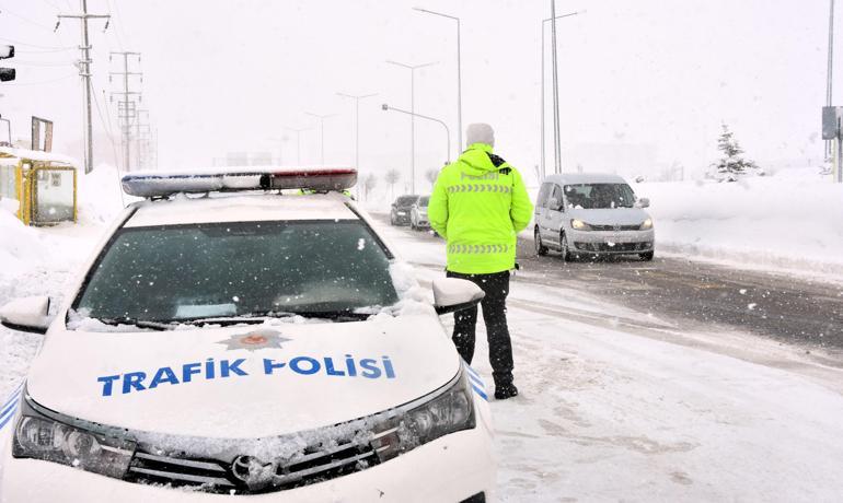 Bitliste trafik polisleri, yoğun karda mesaide