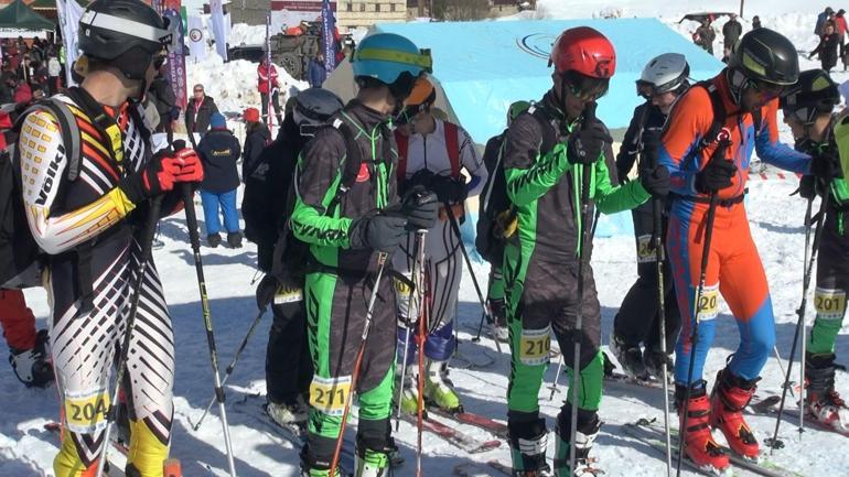 Sakatlanan genç kayakçı, kamyonet kasasında hastaneye taşındı