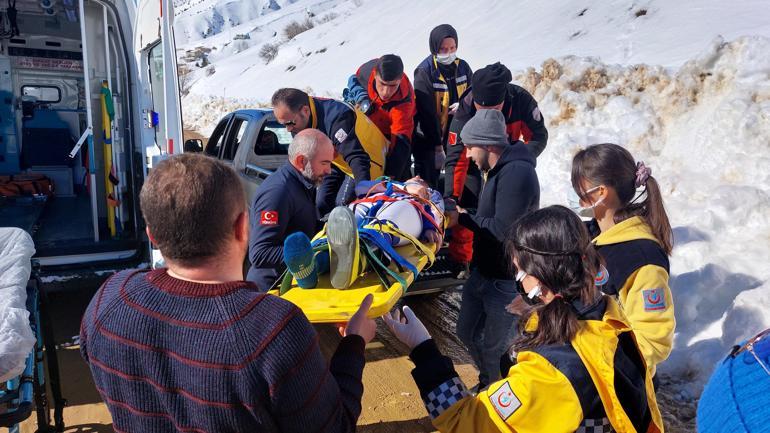Sakatlanan genç kayakçı, kamyonet kasasında hastaneye taşındı