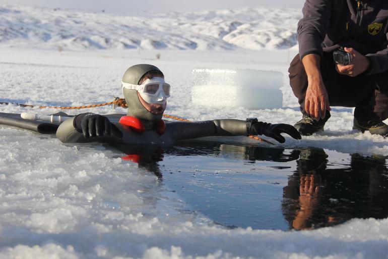 Milli dalış sporcusu Birgül Erken, buz altı rekoru için antrenmanda