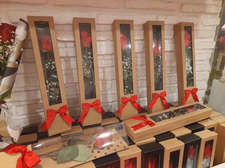 İstanbulda çiçekçilerin 14 Şubat Sevgililer Gününe hazırlığı geceden başladı