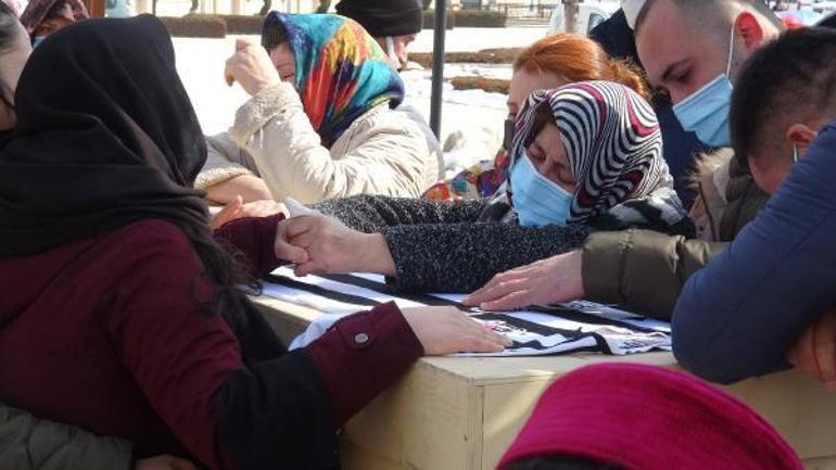 Koronavirüsten ölen erkek hemşire, Beşiktaş formasıyla uğurlandı