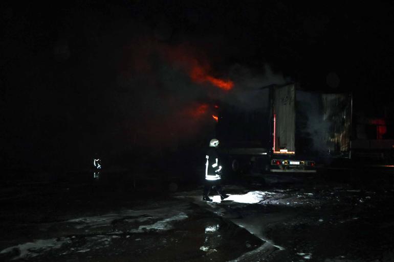 Nakliyeciler sitesinde çıkan yangında çok sayıda dükkan ve TIR alev aldı