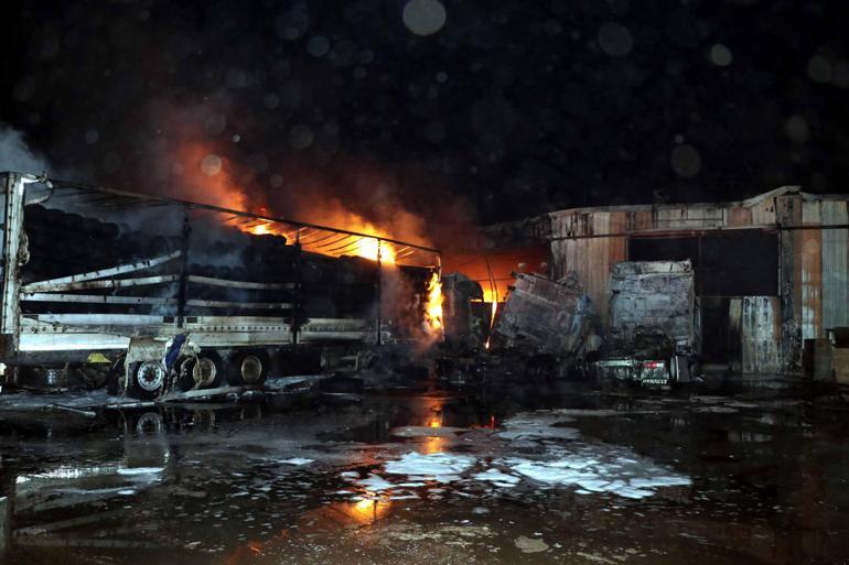 Nakliyeciler sitesinde çıkan yangında çok sayıda dükkan ve TIR alev aldı
