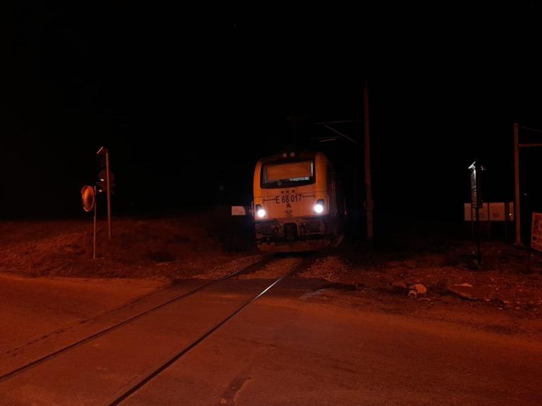 Çatalcada hemzemin geçitte yük treni kamyonete çarptı: 2 yaralı