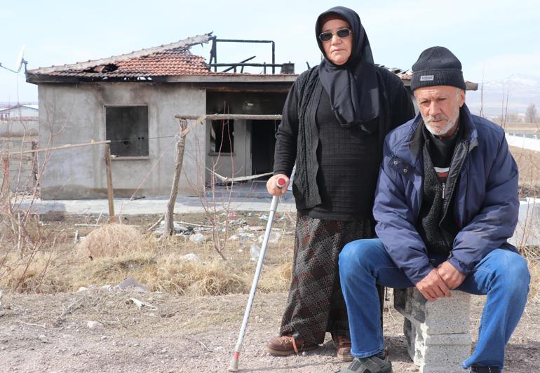 Engelli çift, her gün yanan evlerine gidip akşama kadar bölgede bekliyor
