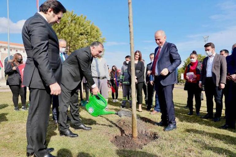 Azerbaycan Büyükelçisinden Hocalı Soykırımı Anıtına kırmızı karanfil