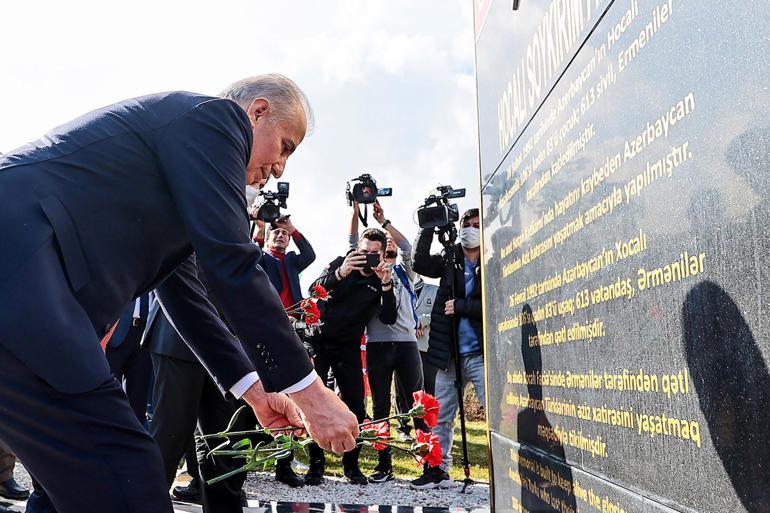 Azerbaycan Büyükelçisinden Hocalı Soykırımı Anıtına kırmızı karanfil