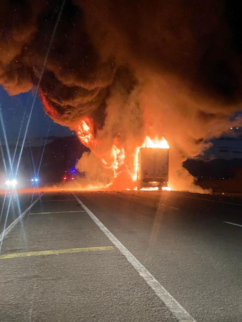 Ağrı’da asfalt yüklü TIR, alev alev yandı