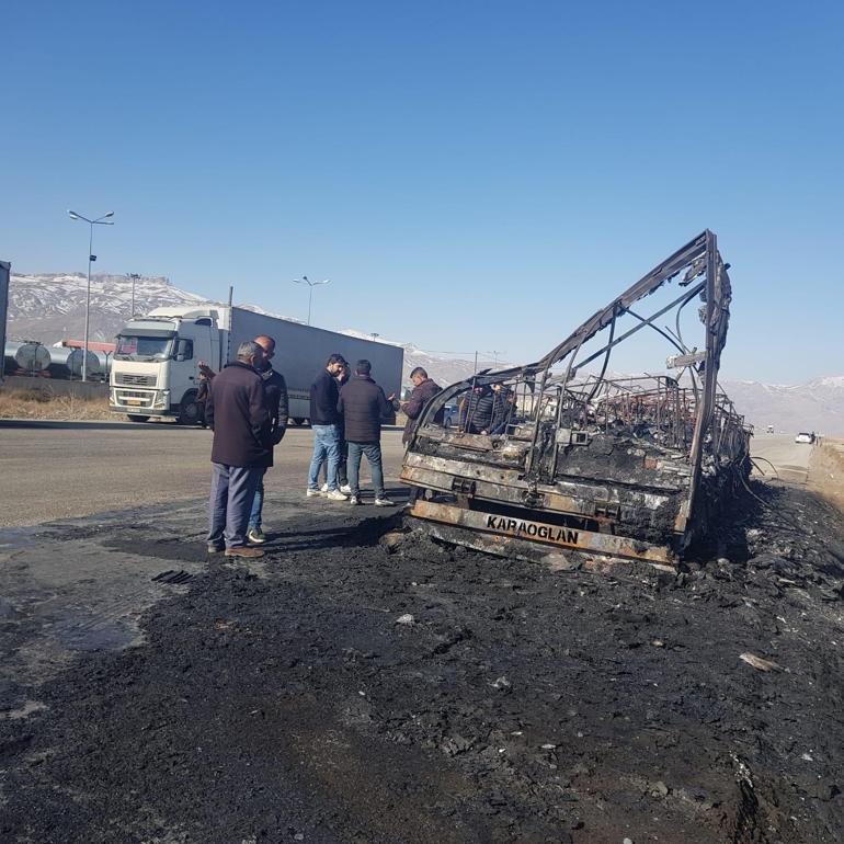 Ağrı’da asfalt yüklü TIR, alev alev yandı