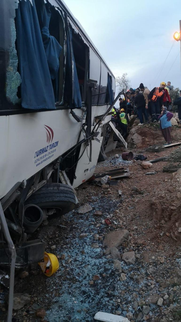 Otomobilin üzerine devrilen servis otobüsündeki 15 işçi yaralandı