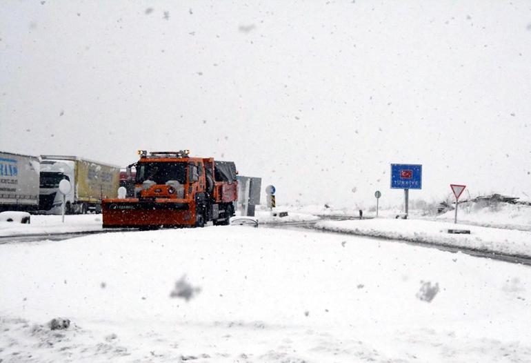 Trakyada kar yağışı; ekipler sınır kapıları yolunda nöbette