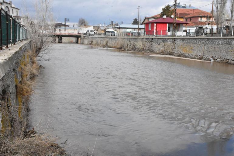 Kuruyan Tecer Irmağı, yağışlarla yeniden hayat buldu