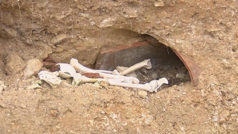 Yol çalışması ortaya çıkardı; Şilede kiremit mezarlar bulundu