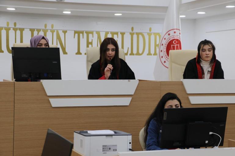 Kariyer fuarına kurulan mahkeme salonunda duruşma deneyimi