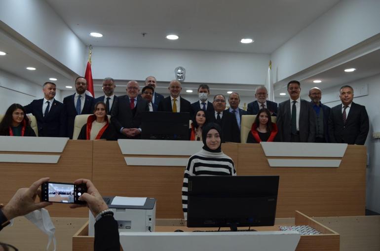 Kariyer fuarına kurulan mahkeme salonunda duruşma deneyimi