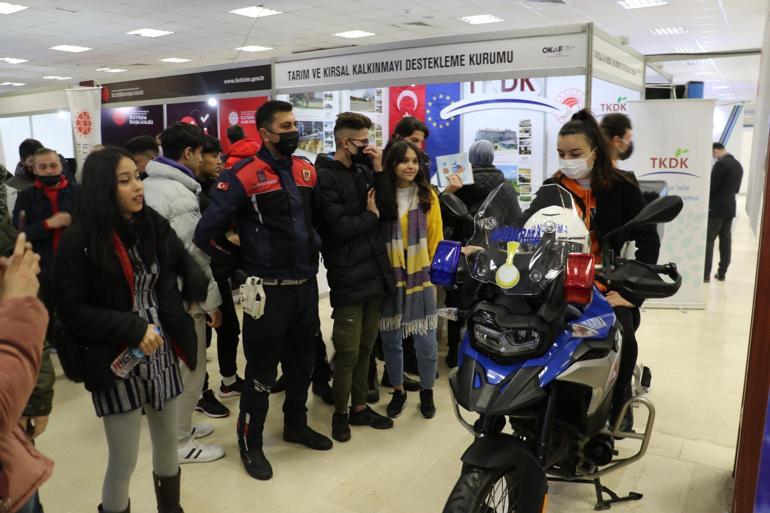 Kariyer fuarına kurulan mahkeme salonunda duruşma deneyimi